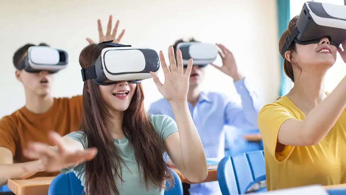 イメージ画像：VRを活用し現況する生徒たち