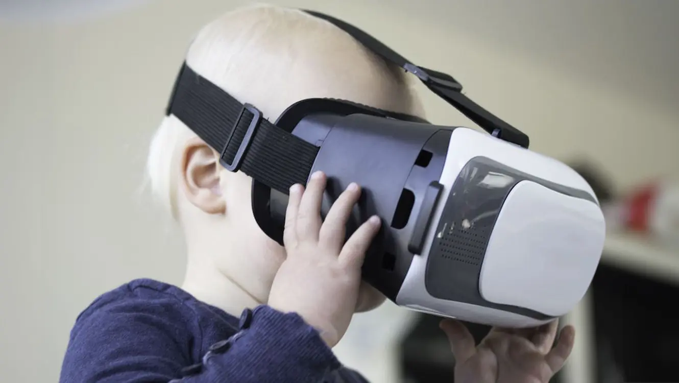 イメージ画像:VRデバイスを使用する児童患者 