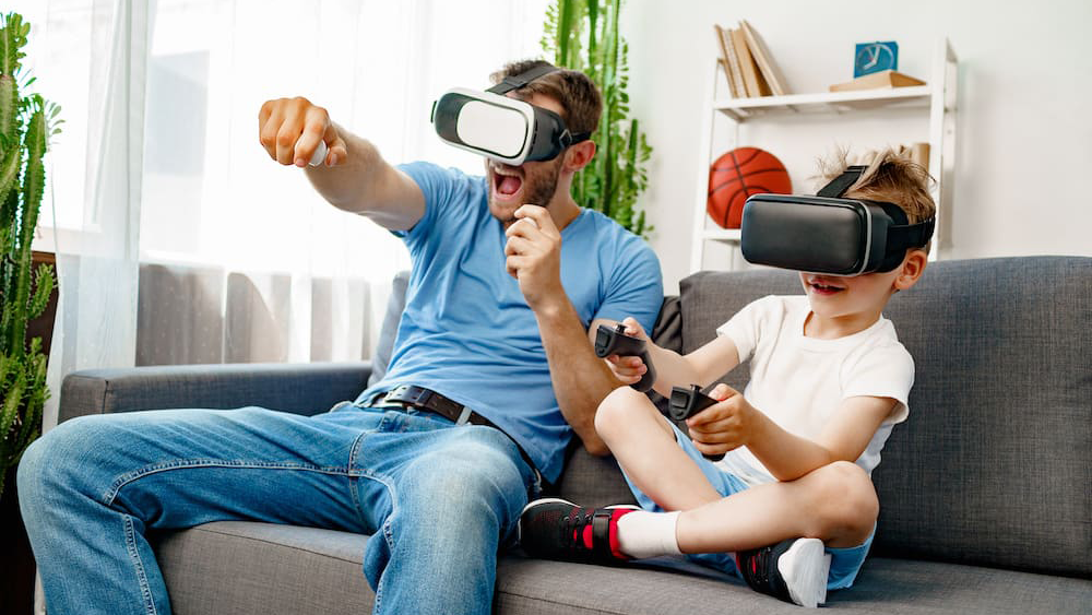 イメージ画像:VRデバイスでゲームをする親子 